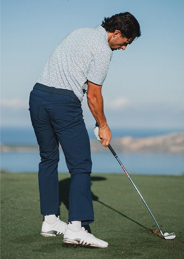 Mężczyzna podczas gry w golfa