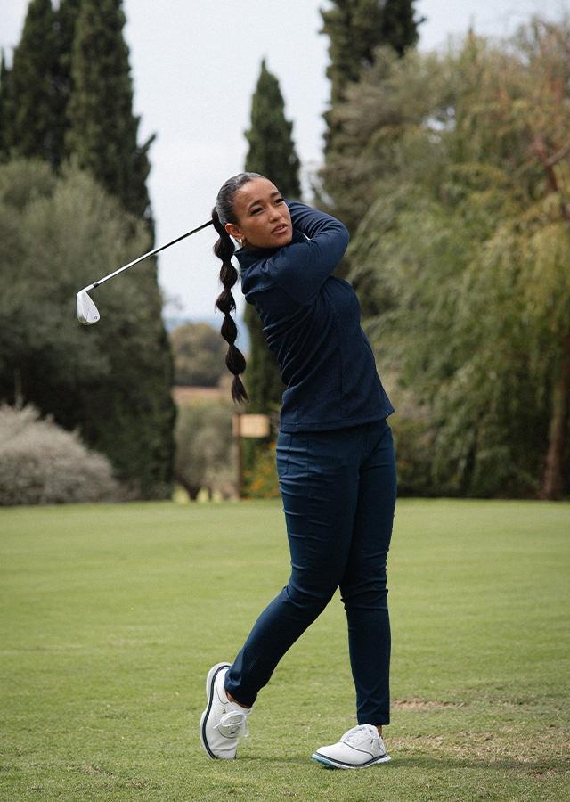 Kobieta grająca w golfa