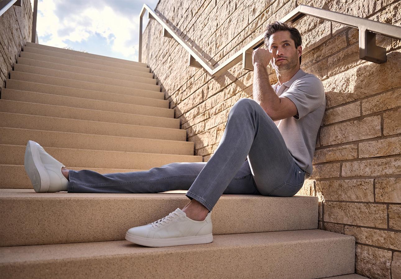 Trendy w modzie męskiej wiosna/lato 2026 – mężczyzna w białych sneakersach i jeansach   