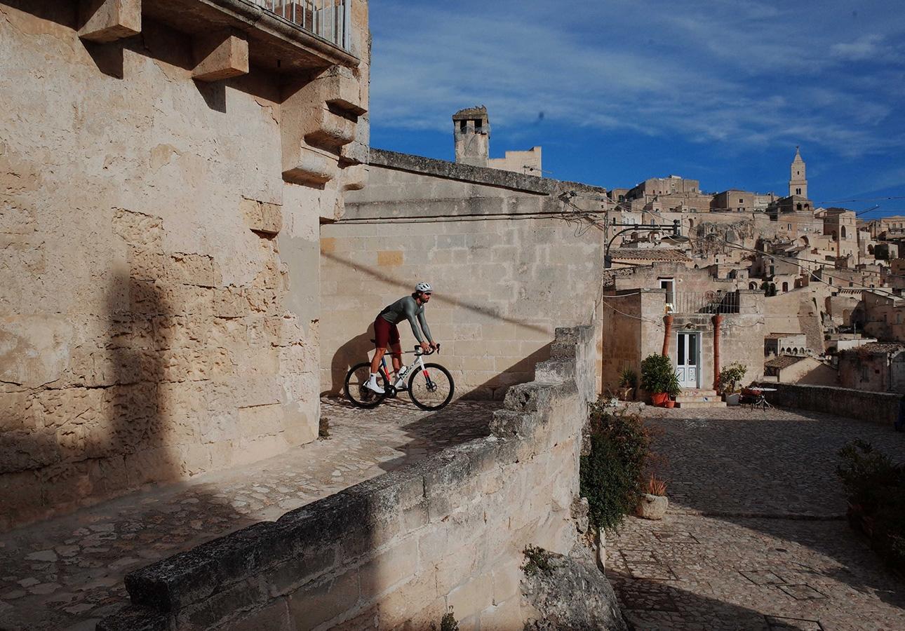 Kolarz podczas jazdy w miejskich uliczkach 