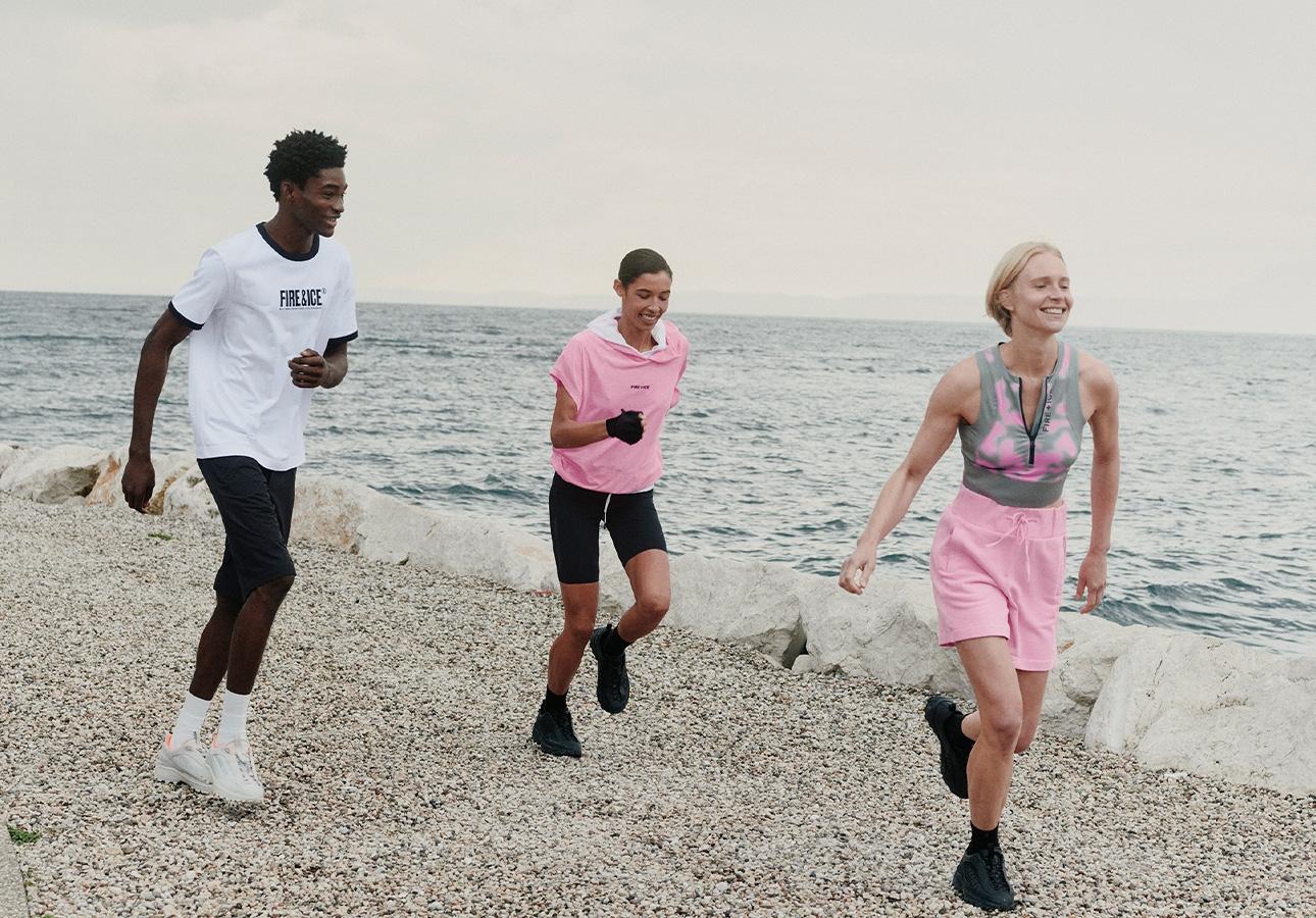 Moda sportowa 2026 – kobiety i mężczyźni w sportowej odzieży na 