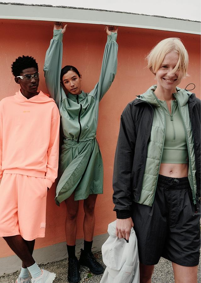 Modne kurtki damskie na wiosnę w miejskim wydaniu 