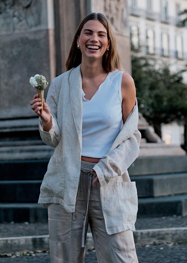 Koieta w beżowej koszuli z lnu od marki Deha Koieta w beżowej koszuli z lnu od marki Deha