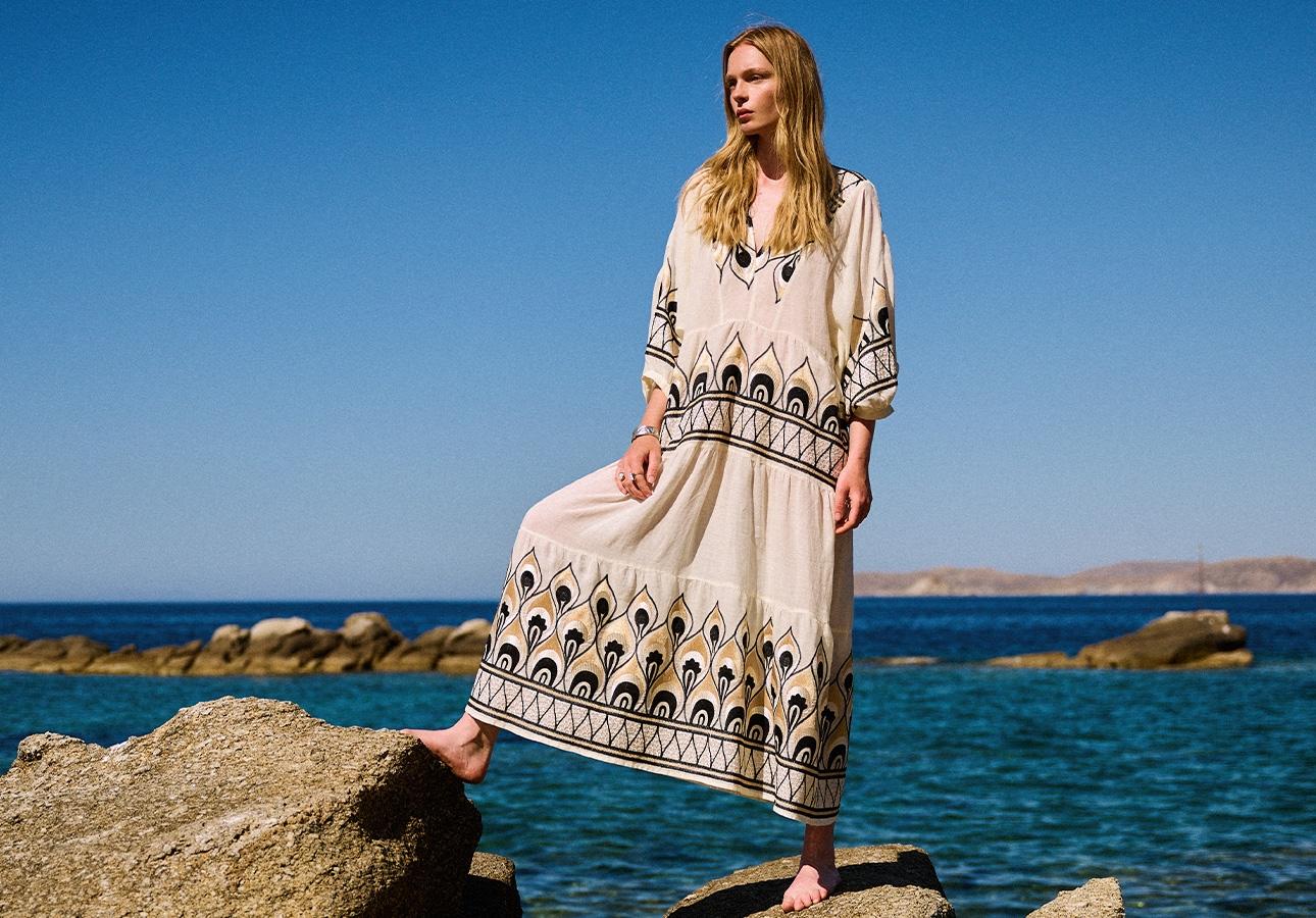 Kobieta w beżowej sukience we wzory od marki Kori