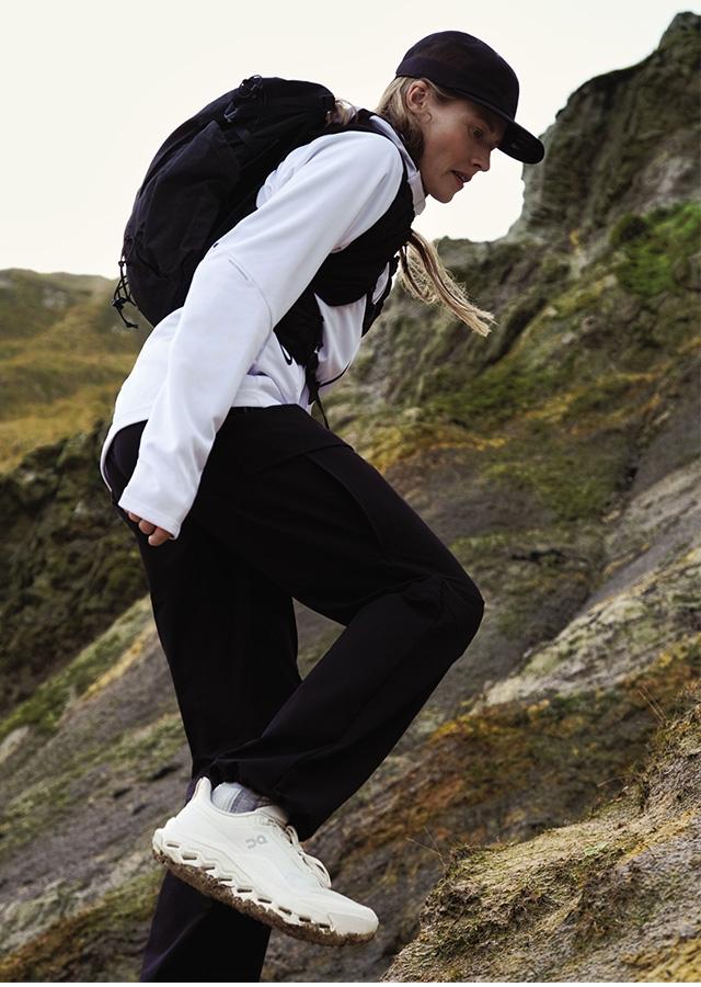 Moda sportowa 2026 – kobieta w stylizacji w duchu gorpcore