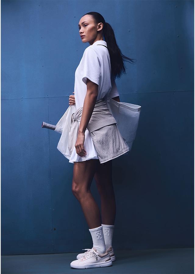 Moda sportowa 2026 – kobieta  w stylizacji w duchu tenniscore