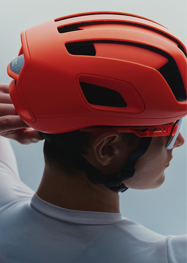 Mężczyzna w czerwonym kasku rowerowym 