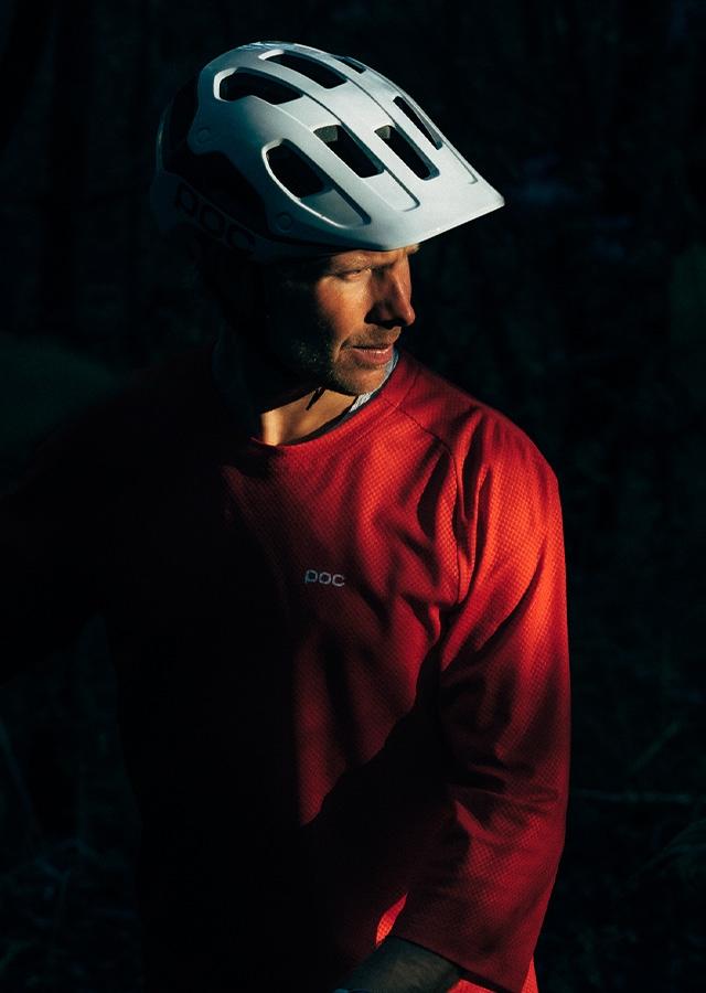 Kolarz w kasku rowerowym 