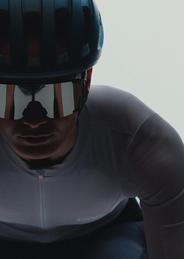 Mann mit Fahrradbrille der Marke POC