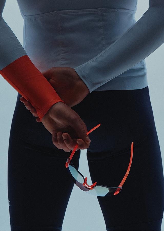 Welche Fahrradbrille sollten Sie wählen? Mann mit Fahrradbrille der Marke POC