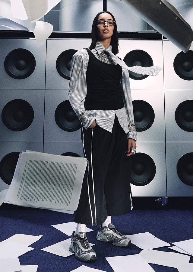 Kobieta w sportowym obuwiu marki Salomon  