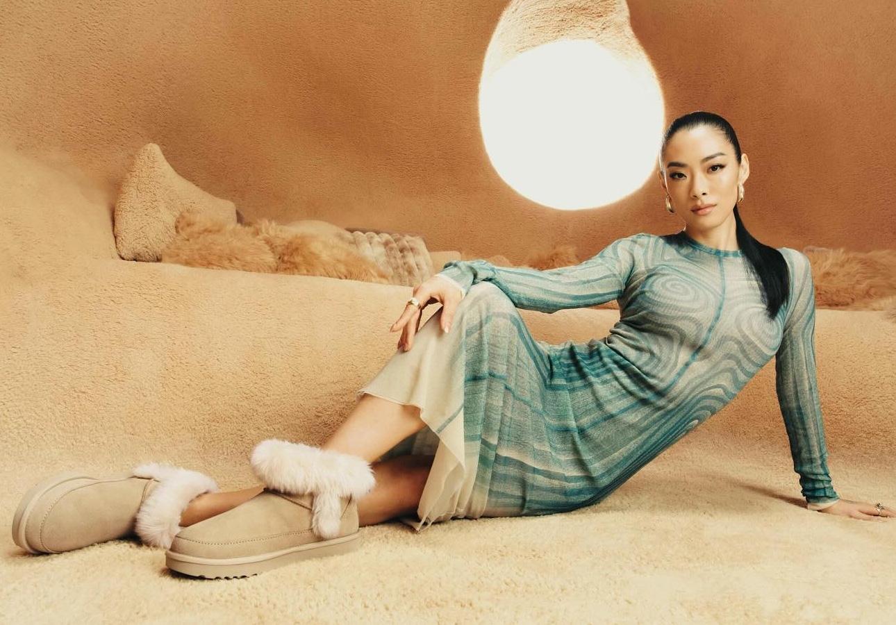 Jak nosić buty UGG – kobieta w sukience i modnych butach UGG  