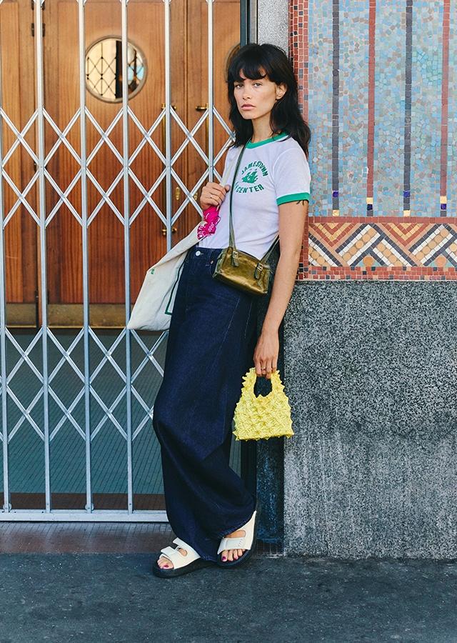 Modna stylizacja na wiosnę – kobieta w granatowych jeansach i białym T-shircie 