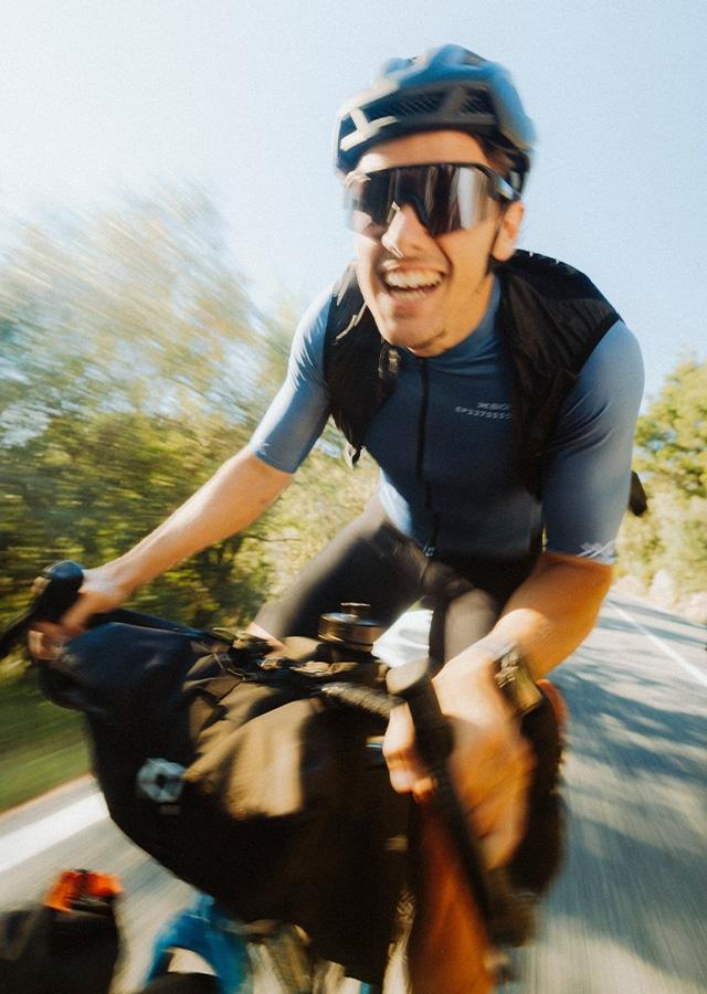 Radfahrer während der Fahrt mit Fahrradbrille und Helm