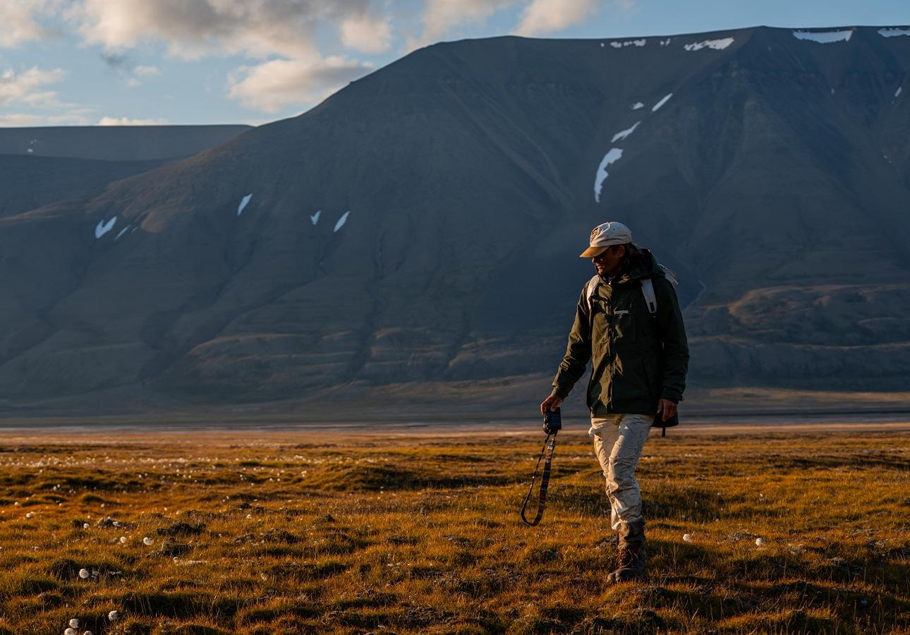 Mężczyzna podczas hikingu w górach jesienią  Mężczyzna podczas hikingu w górach jesienią
