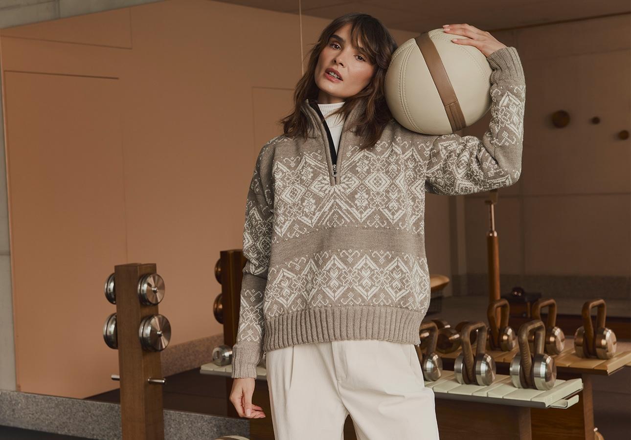 Modny beżowy sweter w stylu skandynawskim    Modny beżowy sweter w stylu skandynawskim