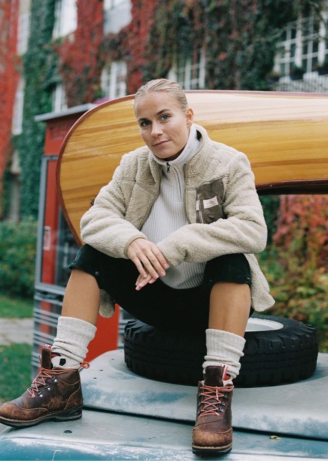 Kobieta w stylizacji na hiking  Kobieta w stylizacji na hiking