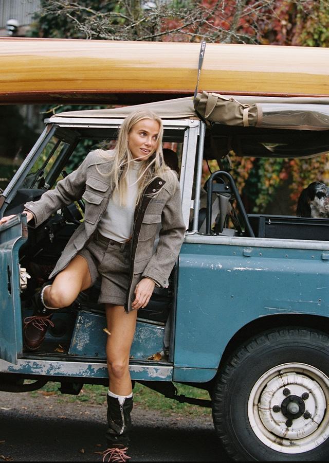 Kobieta w modnej stylizacji idealnej na hiking a w modnej stylizacji idealnej na hiking  Kobieta w modnej stylizacji idealnej na hiking a w modnej stylizacji idealnej na hiking