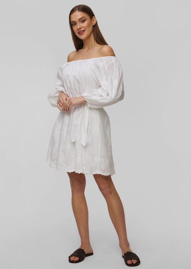 Frau in weißem Kleid mit offenen Schultern   Frau in weißem Kleid mit offenen Schultern