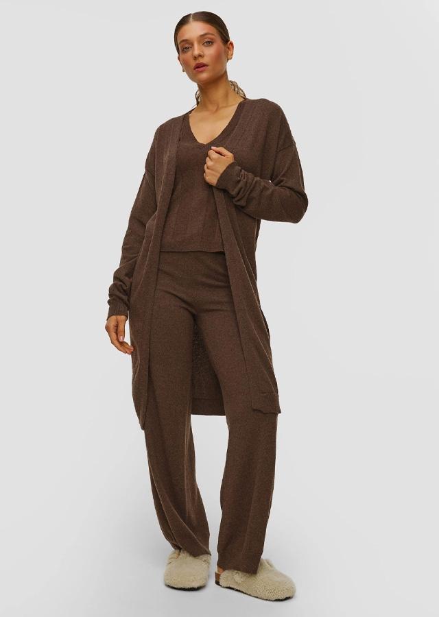 Kobieta w modnym czekoladowym kardiganie Kobieta w modnym czekoladowym kardiganie