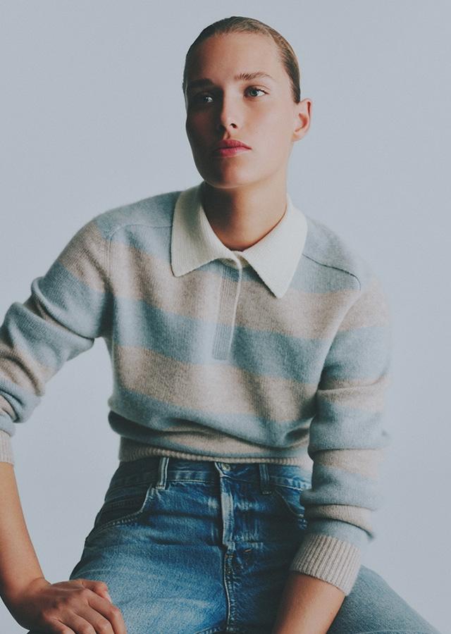 Kobieta w modnym swetrze w biało-niebieskie paski  Kobieta w modnym swetrze w biało-niebieskie paski