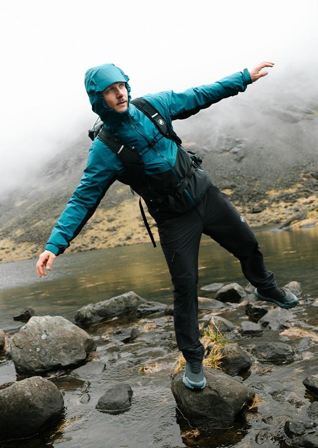 Mężczyzna w górach w technicznej odzieży Mammut   Mężczyzna w górach w technicznej odzieży Mammut