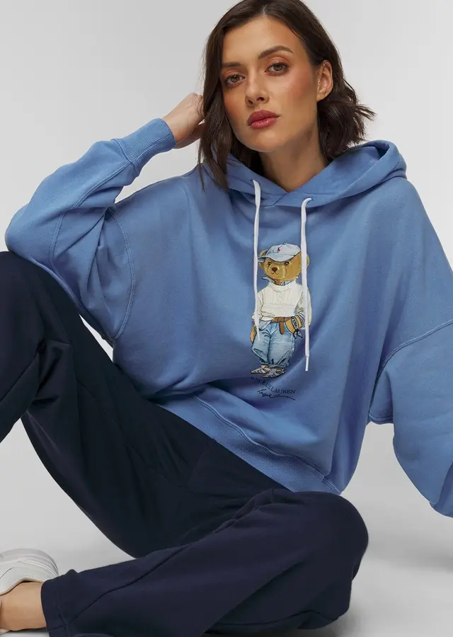 Modne kolory na jesień – kobieta w niebieskiej bluzie Polo Ralph Lauren Modne kolory na jesień – kobieta w niebieskiej bluzie Polo Ralph Lauren