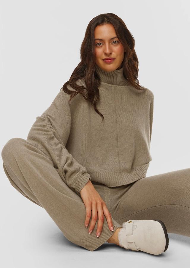 Modne swetry na jesień-zimę – kobieta w beżowym golfie    Modne swetry na jesień-zimę – kobieta w beżowym golfie