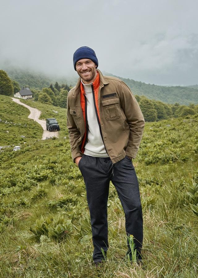 Mężczyzna podczas hikingu w górach   Mężczyzna podczas hikingu w górach