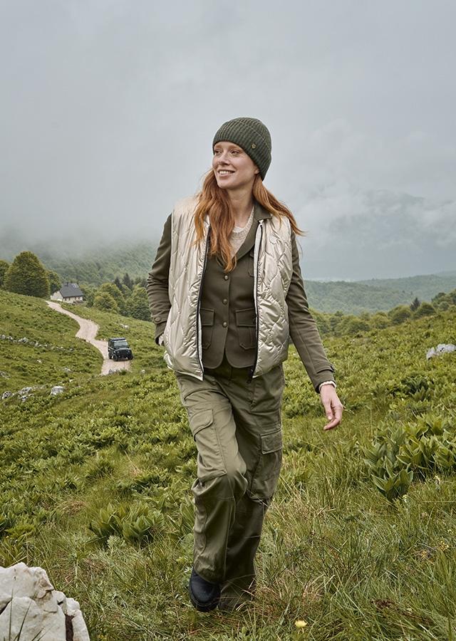 Kobieta podczas hikingu w górach   Kobieta podczas hikingu w górach