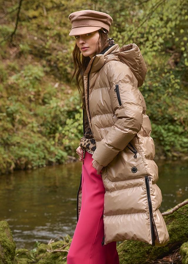 Moda damska na jesień – kobieta w beżowej kurtce Moda damska na jesień – kobieta w beżowej kurtce