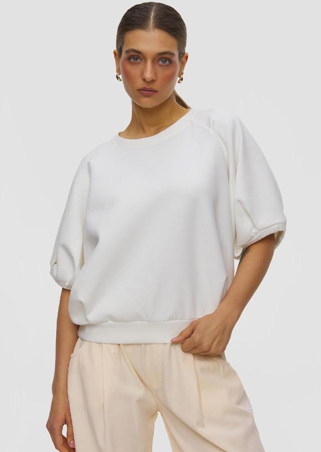 Jak ubrać się na wiosenny city break – kobieta w stylizacji athleisure Jak ubrać się na wiosenny city break – kobieta w stylizacji athleisure