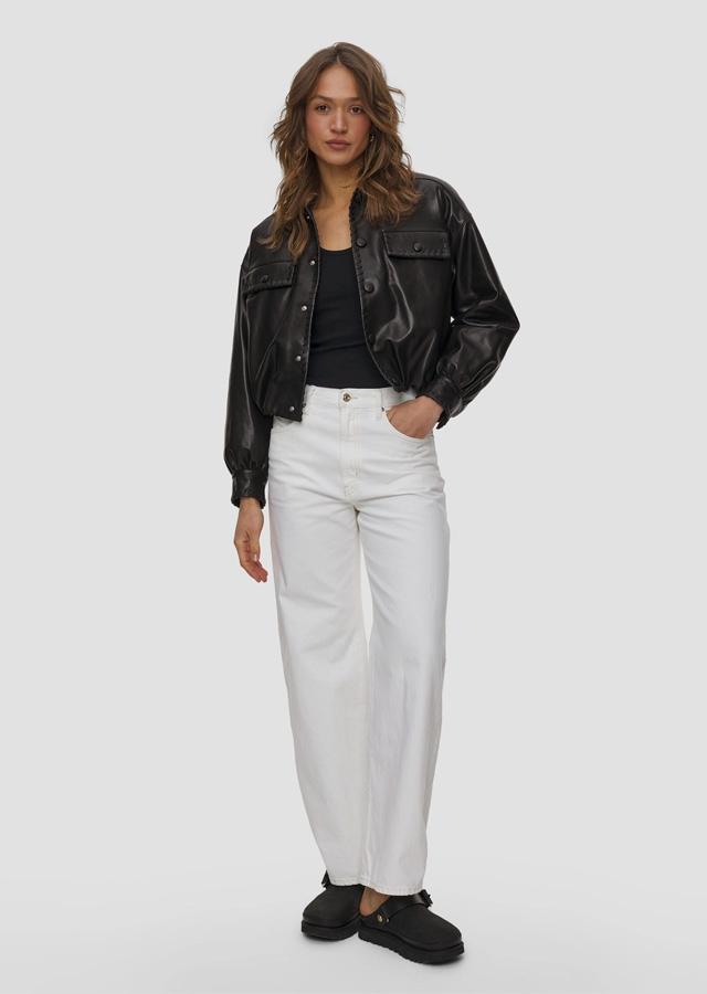 Kobieta w stylizacji old money idealnej na wiosenny city break Kobieta w stylizacji old money idealnej na wiosenny city break