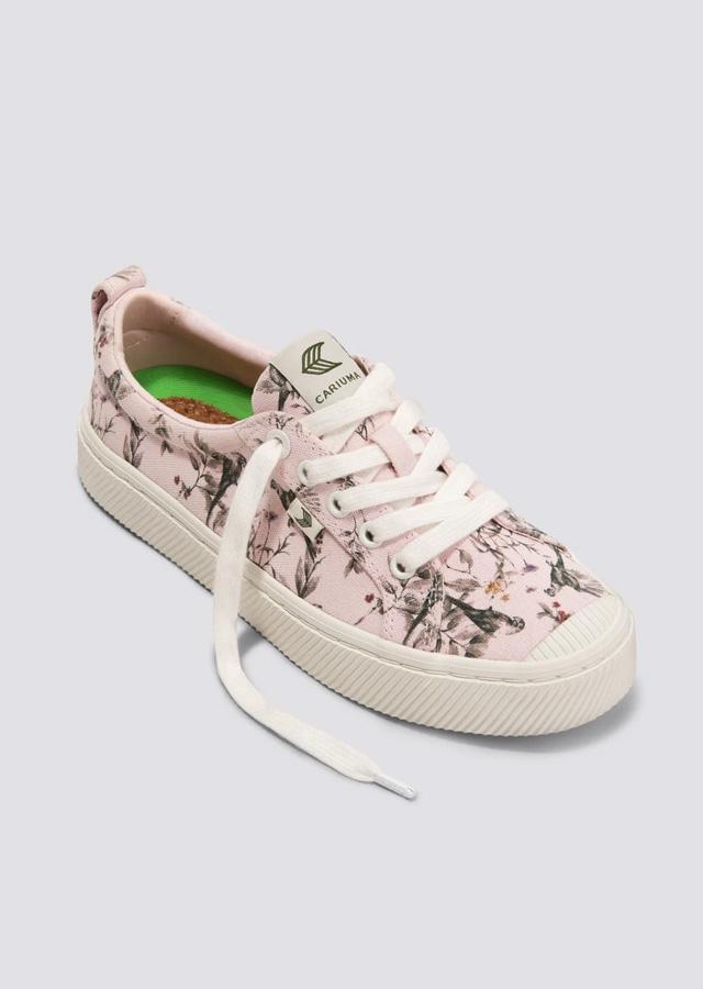 Płócienne tenisówki w kwiaty marki Cariuma Płócienne tenisówki w kwiaty marki Cariuma
