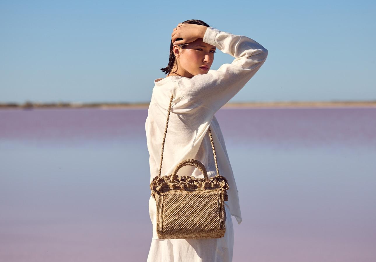 Kobieta w lnianej, białej koszuli Kobieta w lnianej, białej koszuli