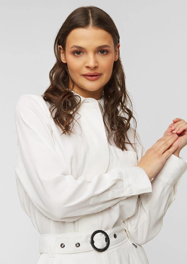 Kobieta w eleganckiej lnianej koszuli od marki Bogner Kobieta w eleganckiej lnianej koszuli od marki Bogner