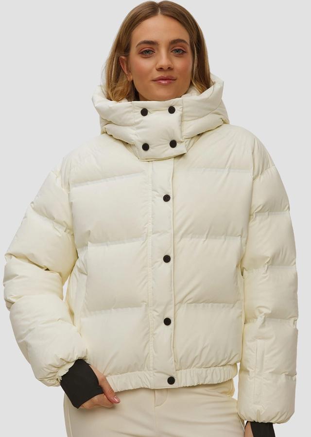 Kobieta w kurtce narciarskiej w kolorze roku 2026 Cloud Dancer Kobieta w kurtce narciarskiej w kolorze roku 2026 Cloud Dancer