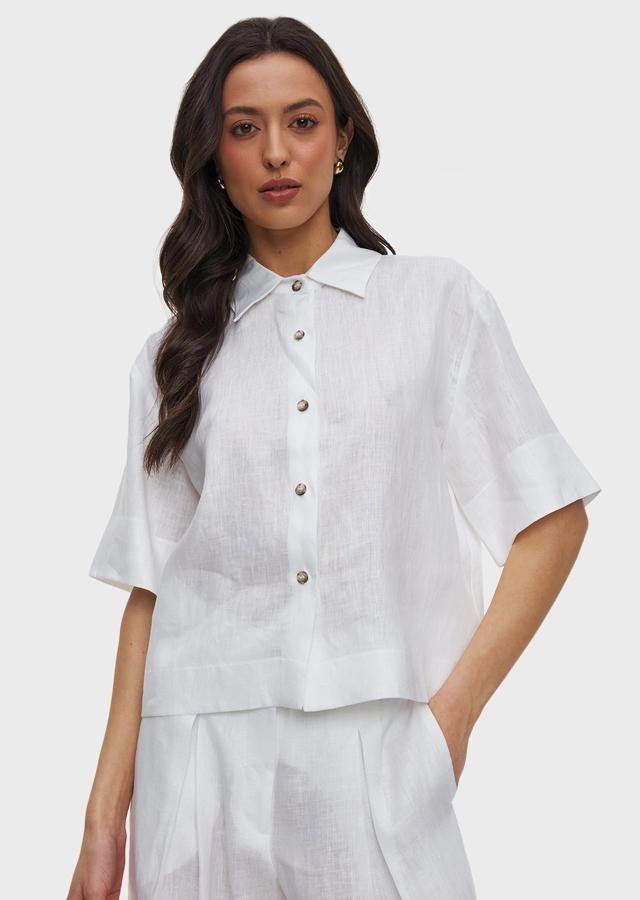 Kobieta w białej koszuli z lnu idealnej do pracy Kobieta w białej koszuli z lnu idealnej do pracy