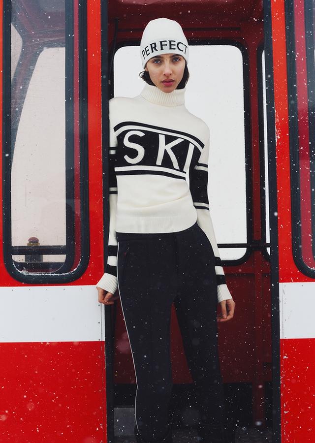 Kobieta w białym swetrze apres-ski od Perfect Moment Kobieta w białym swetrze apres-ski od Perfect Moment