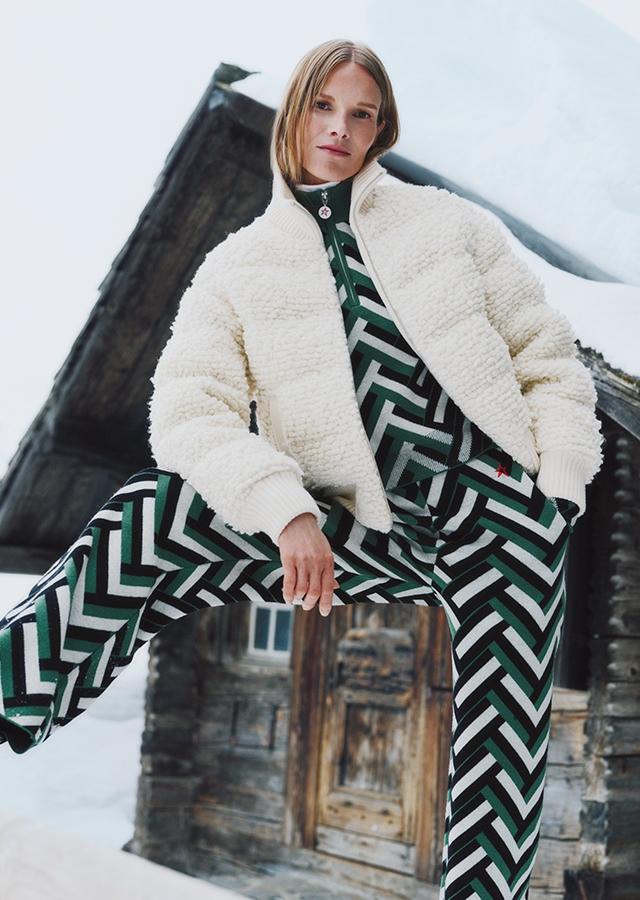 Kobieta na stoku w kombinezonie narciarskim w geometryczne wzory Kobieta na stoku w kombinezonie narciarskim w geometryczne wzory