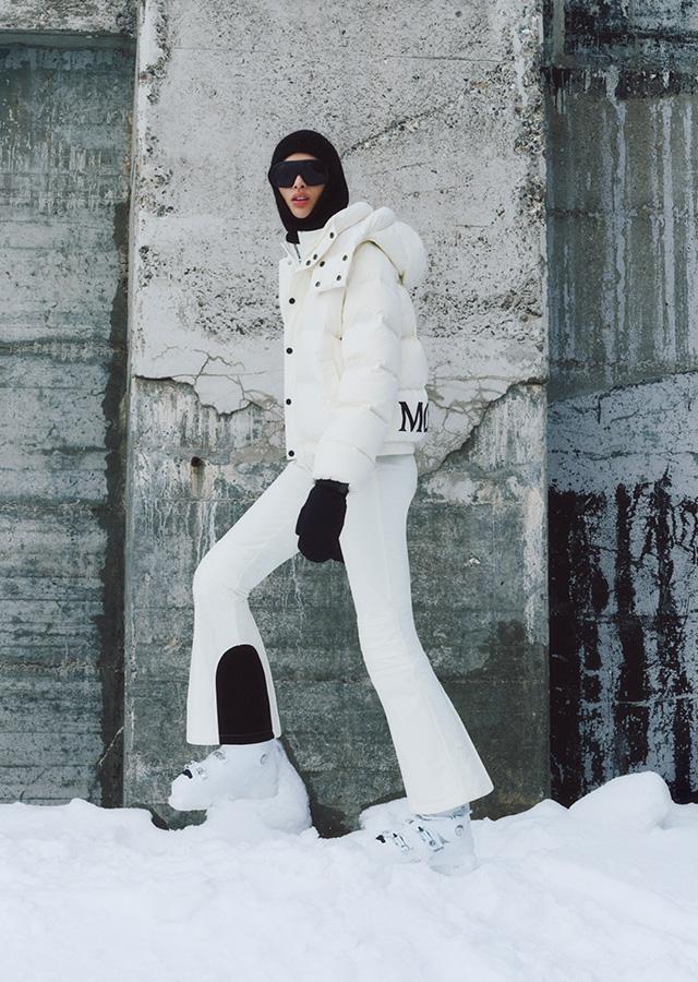 Kobieta w kombinezonie narciarskim Perfect Moment w odcieniu Cloud Dancer Kobieta w kombinezonie narciarskim Perfect Moment w odcieniu Cloud Dancer