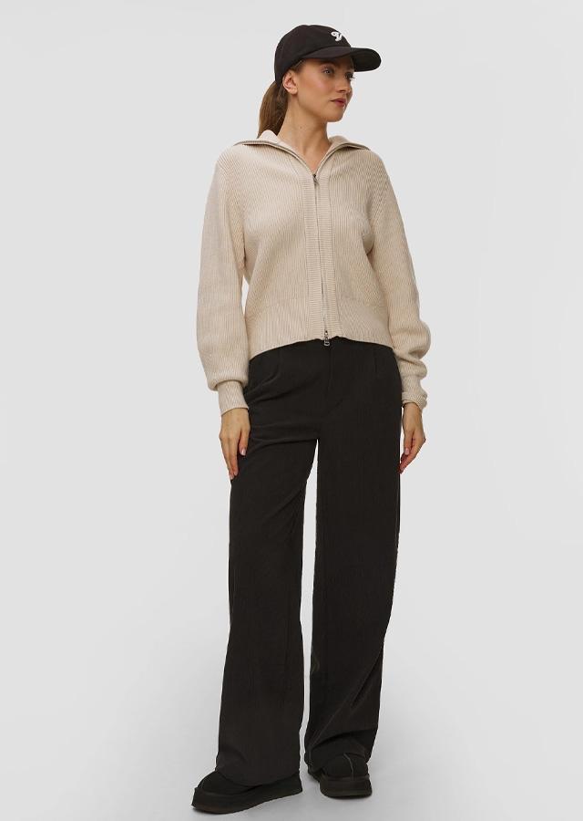 Kobieta w stylizacji do pracy w butach UGG Kobieta w stylizacji do pracy w butach UGG