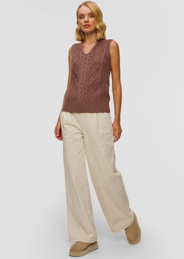 Jak nosić buty UGG – kobieta w casualowej stylizacji i butach UGG Jak nosić buty UGG – kobieta w casualowej stylizacji i butach UGG