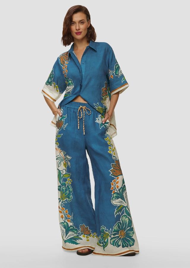 Kobieta w niebieskim lnianym secie od Farm Rio Kobieta w niebieskim lnianym secie od Farm Rio