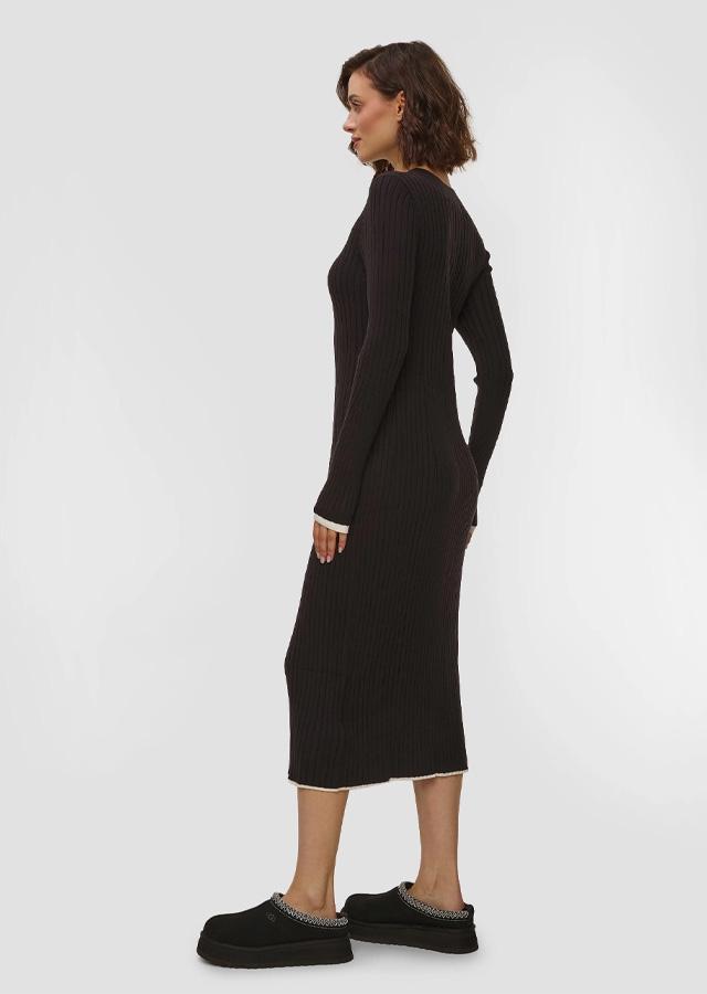 Kobieta w sukience i czarnych butach UGG Kobieta w sukience i czarnych butach UGG