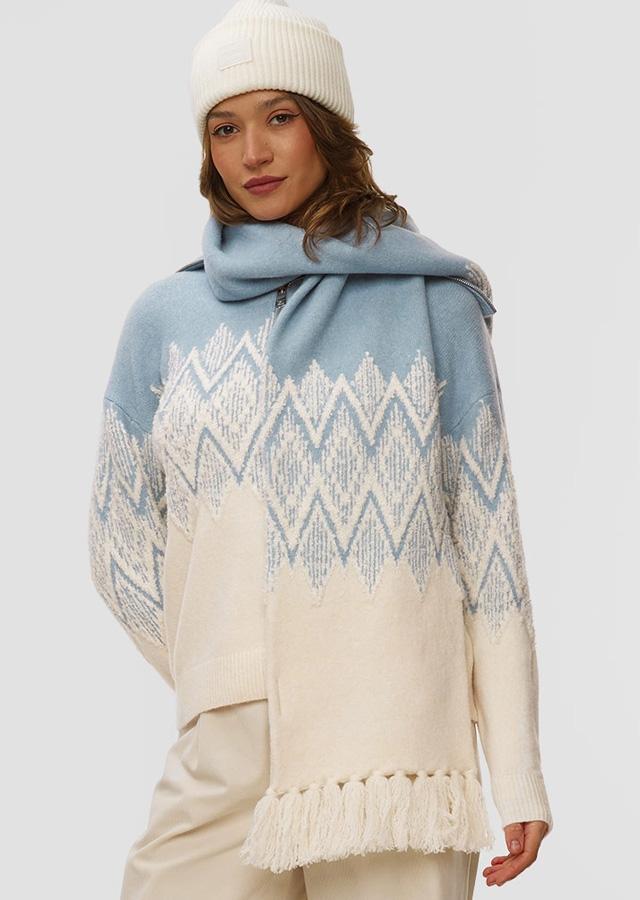 Kobieta w wełnianym swetrze w odcieniu Cloud Dancer Kobieta w wełnianym swetrze w odcieniu Cloud Dancer