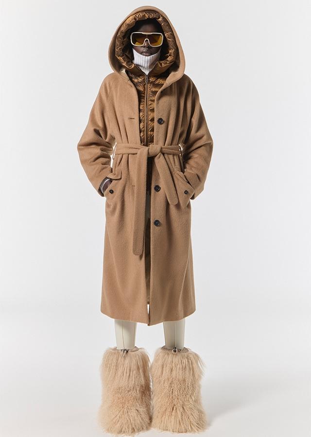 Kobieta w futrzanych śniegowcach i długim, karmelowym płaszczu Bogner Kobieta w futrzanych śniegowcach i długim, karmelowym płaszczu Bogner