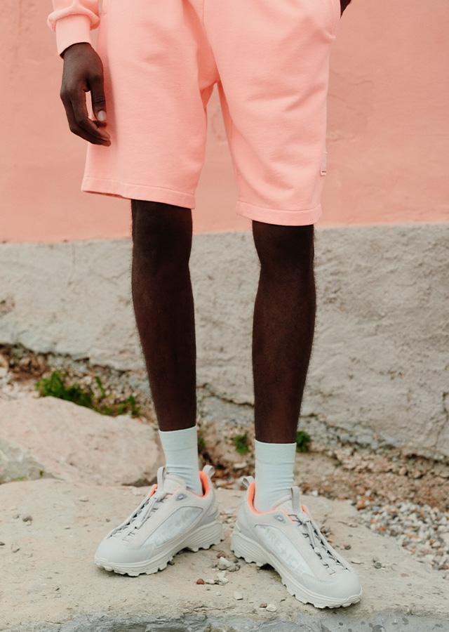 Mężczyzna w sportowych butach od marki Bogner idealnych na wiosnę Mężczyzna w sportowych butach od marki Bogner idealnych na wiosnę