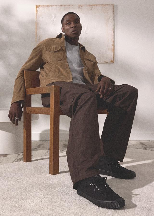 Mężczyzna w płóciennych tenisówkach od Cariumy Mężczyzna w płóciennych tenisówkach od Cariumy