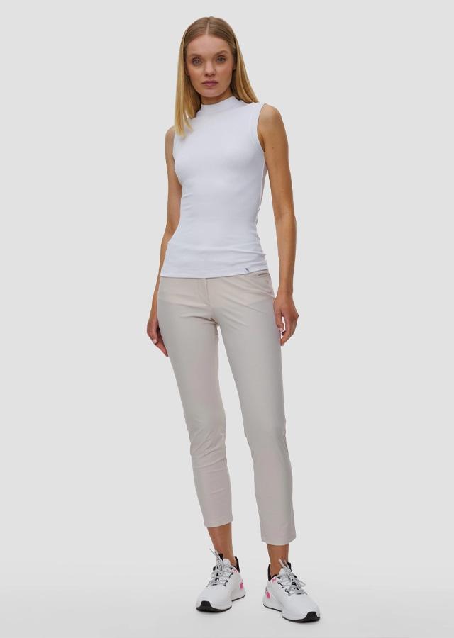 Kobieta w białym topie i beżowych spodniach Kobieta w białym topie i beżowych spodniach